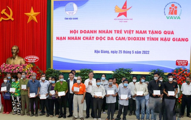 Lãnh đạo UBND tỉnh cùng Hội Doanh nhân trẻ Việt Nam trao quà cho các nạn nhân chất độc da cam/ dioxin trên địa bàn tỉnh.