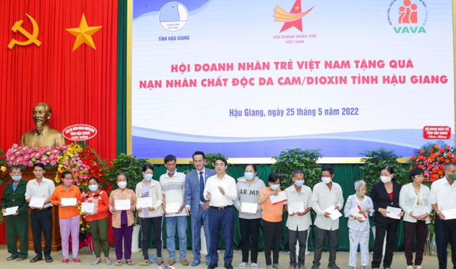 Bí thư Tỉnh ủy Hậu Giang - Nghiêm Xuân Thành cùng Hội Doanh nhân trẻ Việt Nam trao quà cho các nạn nhân chất độc da cam/ dioxin trên địa bàn tỉnh.