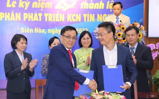 Phó Chủ tịch UBND tỉnh Đồng Nai Nguyễn Thị Hoàng (giữa) chứng kiến đại diện lãnh đạo TIP và PAP ký kết hợp tác.