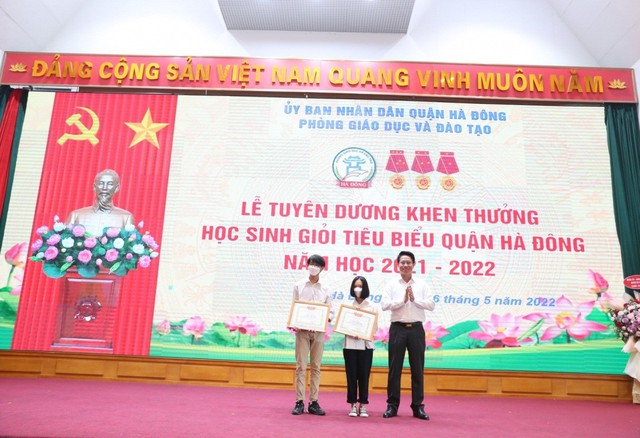 Hà Đông tuyên dương, khen thưởng học sinh có thành tích xuất sắc trong năm học 2021-2022 - Ảnh 3.