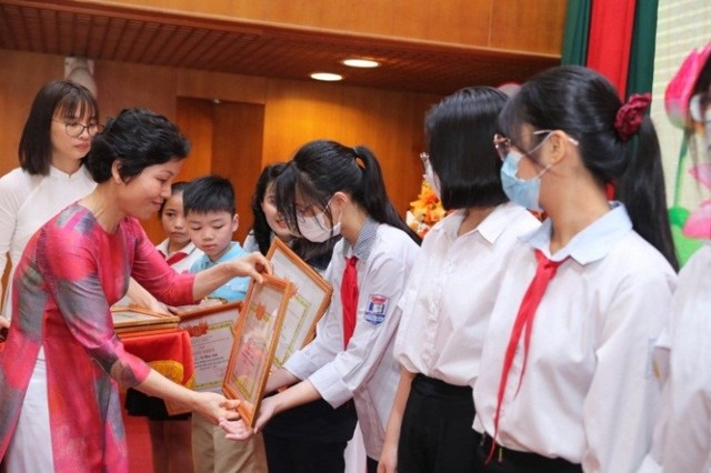 Hà Đông tuyên dương, khen thưởng học sinh có thành tích xuất sắc trong năm học 2021-2022 - Ảnh 6.