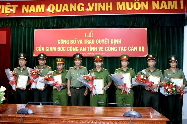 Đại tá Nguyễn Nhật Trường - Phó Giám đốc Công an tỉnh trao quyết định và hoa chúc mừng các đồng chí được điều động, bổ nhiệm.