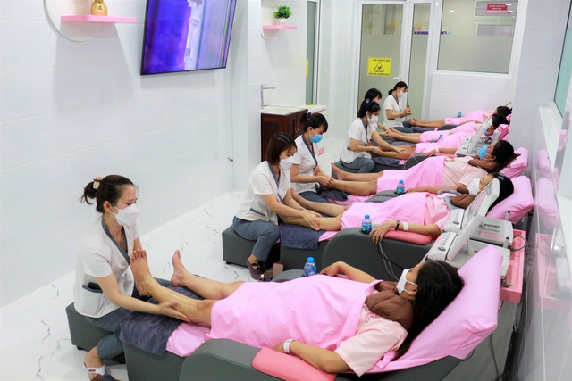 Không gian phòng đo tim thai kết hợp massage chân cho thai phụ tại khoa Sanh của Bệnh viện Phụ sản TP. Cần Thơ.