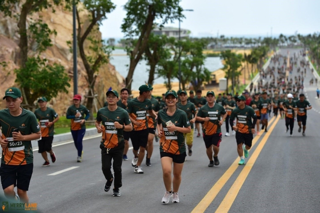 Giải chạy MerryLand Quy Nhơn Run 2022 do Tập đoàn Hưng Thịnh phối hợp Vnexpress tổ chức lần đầu tiên đã thu hút hơn 3.000 người đến Thành phố biển Quy Nhơn.