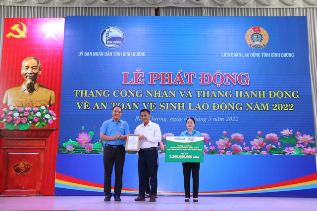 Ông Võ Anh Huy - Giám đốc Nhà máy Nutifood Bình Dương trao bảng quà tặng tượng trưng cho bà Nguyễn Kim Loan, Chủ tịch Liên đoàn Lao động tỉnh Bình Dương