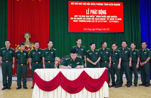Đại tá Huỳnh Văn Đông - Bí thư Đảng ủy, Chính ủy Bộ đội Biên phòng tỉnh Kiên Giang ký kết giao ước thi đua cao điểm.