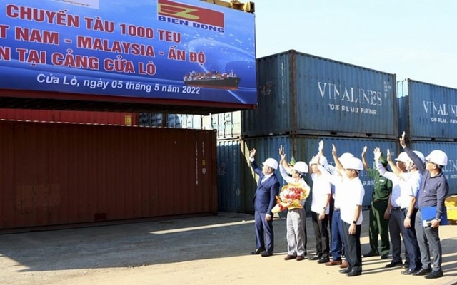 Chuyến tàu container quốc tế đầu tiên của Biển Đông Mariner cập Cảng Nghệ Tĩnh. Ảnh: VTC