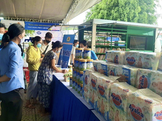 Hàng ngàn công nhân đến nhận sữa và tã của Nutifood tại ‘Gian hàng phúc lợi 0đ’ do Liên đoàn Lao động tỉnh Bình Dương tổ chức