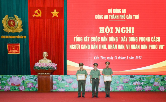 Đại tá Trần Văn Dương, Phó Giám đốc Công an thành phố trao Bằng khen của Bộ Công an cho 1 tập thể và 1 cá nhân. Ảnh: Cổng TTĐT CATP Cần Thơ