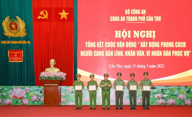 Đại tá Lương Văn Bền, Phó Giám đốc Công an thành phố trao Giấy khen của Giám đốc Công an TP. Cần Thơ cho 5 tập thể. Ảnh: Cổng TTĐT CATP Cần Thơ