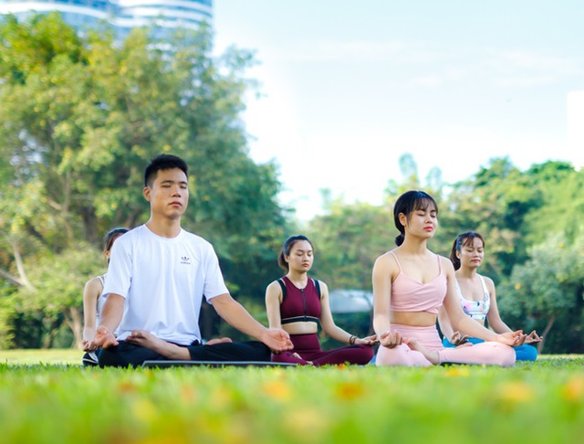 Lào Cai: Tổ chức Ngày Quốc tế Yoga lần thứ 8 năm 2022 trên đỉnh Fansipan - Ảnh 1.
