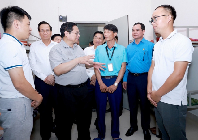 Thủ tướng Chính phủ Phạm Minh Chính gặp gỡ, đối thoại với công nhân lao động - Ảnh 1.