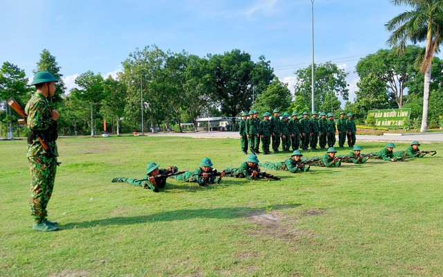 Các chiến sĩ trẻ tiểu đoàn huấn luyện cơ động - BĐBP tỉnh Kiên Giang miệt mài ôn luyện các bài kỹ, chiến thuật trên thao trường.