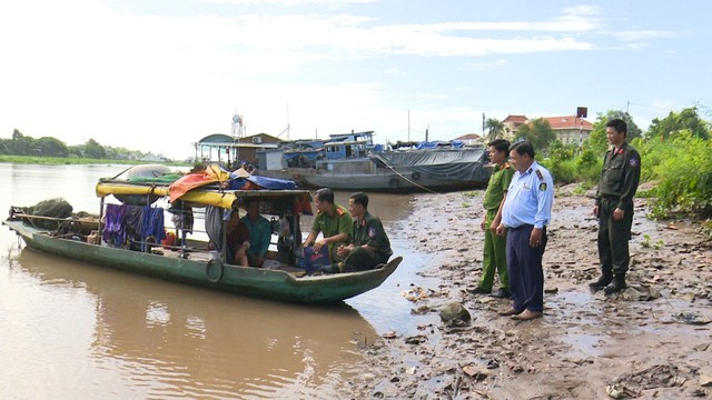 Tổ công tác đến thăm hỏi hai vợ chồng đánh bắt cá trên sông
