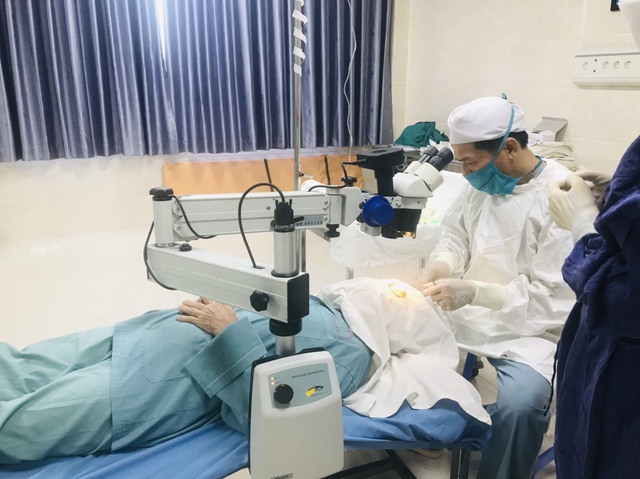 Phú Thọ: Hơn 120 bệnh nhân nghèo được mổ mắt miễn phí  - Ảnh 1.