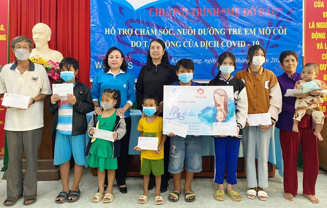 Lãnh đạo Hội Liên hiệp phụ nữ tỉnh và Hội Nữ Doanh nhân tỉnh Kiên Giang hỗ trợ, nuôi dưỡng các trẻ em mồ côi do tác động của dịch COVID-19.