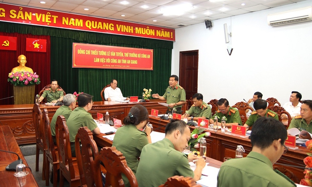 Đại tá Đinh Văn Nơi - Bí thư Đảng ủy, Giám đốc Công an tỉnh phát biểu tại buổi làm việc.