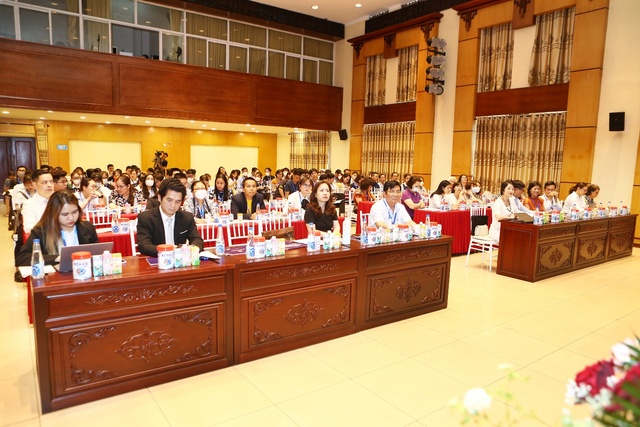 Với các kiến thức chăm sóc sức khỏe hữu ích, Hội thảo &quot;Sữa, sản phẩm sữa với tăng cường sức khỏe, phòng chống dịch bệnh Covid-19 tại Việt Nam&quot; đã thu hút đông đảo người tham dự.