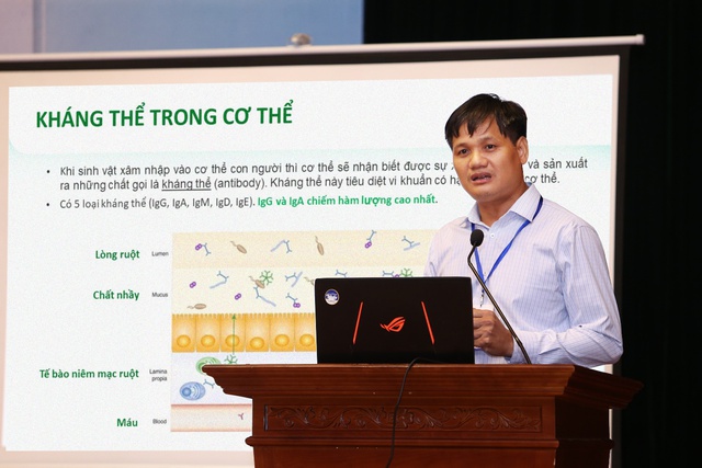 TS. BS Lê Minh Trác - Giám đốc Trung tâm Chăm sóc và Điều trị sơ sinh - Bệnh viện Phụ sản Trung ương trình bày về việc tăng cường miễn dịch cho trẻ bằng sữa non và lợi khuẩn