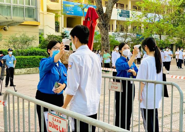 Thành đoàn Hà Nội thăm hỏi các tình nguyện viên “Tiếp sức mùa thi”  - Ảnh 2.