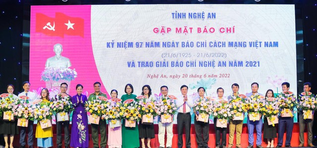Nghệ An: Tổ chức  kỷ niệm 97 năm ngày báo chí cách mạng Việt Nam và trao giải báo chí năm 2021. - Ảnh 8.