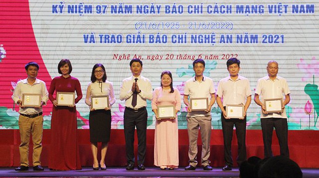 Nghệ An: Tổ chức  kỷ niệm 97 năm ngày báo chí cách mạng Việt Nam và trao giải báo chí năm 2021. - Ảnh 7.