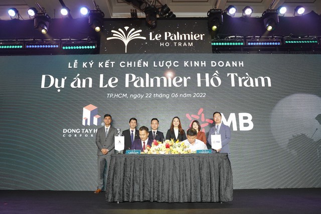 Tại lễ ra mắt Le Palmier Hồ Tràm, Đông Tây Holding đã ký kết 5 hợp đồng hợp tác chiến lược với Đông Tây Hospitality_ Đông Tây Land_ MB Bank_ Chứng khoán Thành Công và Adavigo.