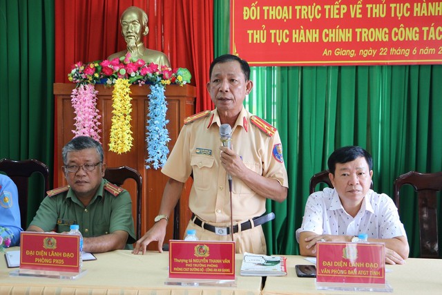 Thượng tá Nguyễn Thanh Vân - Phó trưởng phòng Cảnh sát giao thông đường bộ Công an tỉnh ghi nhận và giải đáp những kiến nghị của người dân.