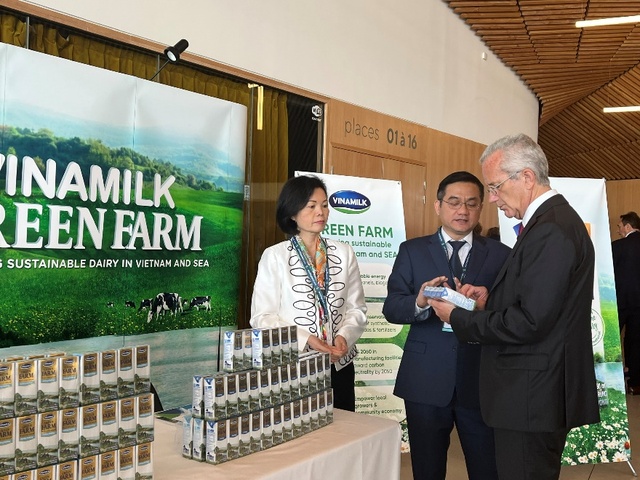 Ông Richard Hall và các đại diện Vinamilk trao đổi thêm về mô hình Green Farm đã được Vinamilk xây dựng tại Việt Nam.