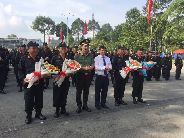 Chủ tịch UBND tỉnh Cao Tiến Dũng và Thiếu tướng Vũ Hồng Văn tặng hoa chúc mừng Ban chỉ huy Trung Đoàn Cảnh sát cơ động dự bị chiến đấu.