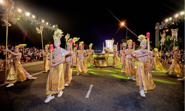Đà Nẵng &quot;bùng nổ&quot; trong đêm mở màn lễ hội Carnival đường phố Sun Fest - Ảnh 7.