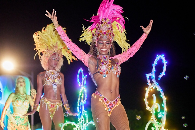 Đà Nẵng &quot;bùng nổ&quot; trong đêm mở màn lễ hội Carnival đường phố Sun Fest - Ảnh 10.