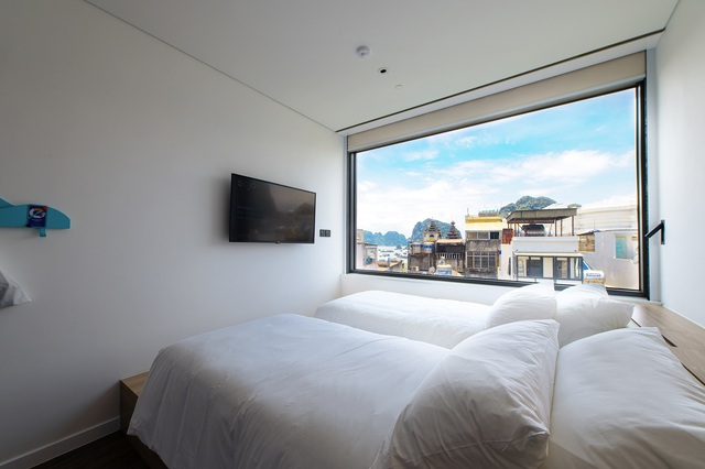 Cửa sổ tràn view là một trong những _đặc sản_ của SOJO Hotel Ha Long
