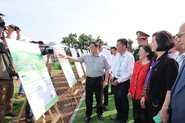 Thủ tướng Chính phủ Phạm Minh Chính và đoàn công tác nghe giới thiệu về tổ hợp dự án có vốn đầu tư lên đến hơn 3.000 tỷ của Vinamilk và Mộc Châu Milk.
