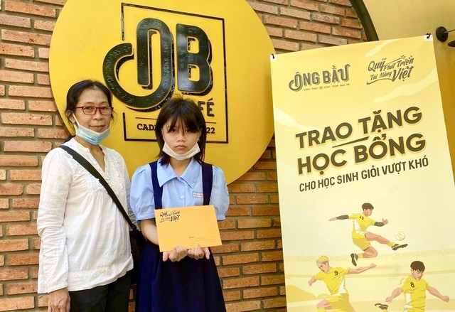 Bé Trần Hạnh Nguyên đến nhận học bổng cùng cô Trần Mai Anh – người đang nuôi dưỡng và chăm sóc bé