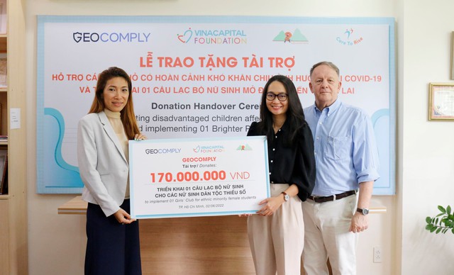 Đại diện GeoComply trao bảng tài trợ tượng trưng cho Đại diện chương trình Câu lạc bộ Nữ sinh Hoa bản làng