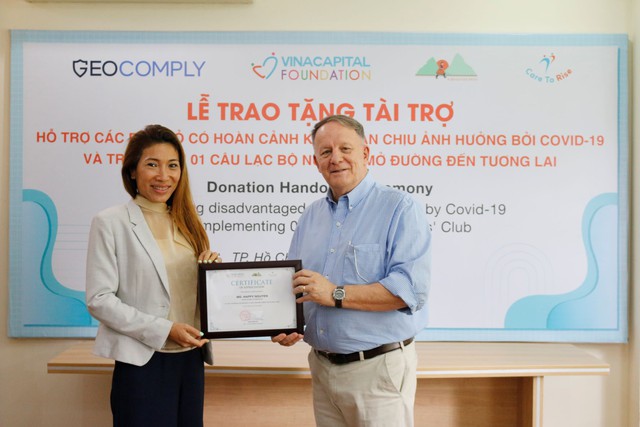 Ông Rad Kivette - TGĐ VinaCapital Foundation trao thư cảm ơn cho Bà Happy Nguyen - Tổng Giám đốc GeoComply