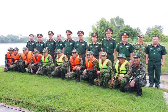 Lãnh đạo Bộ chỉ huy quân sự tỉnh Đồng Nai và lực lượng trực tiếp tham gia tiềm kiếm cứu hộ trên sông Đồng Nai tại lễ hạ thủy 7 chiếc xuồng - ca nô.