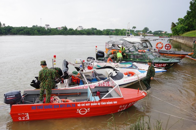 7 chiếc xuồng - ca nô trị giá gần 6 tỷ đồng hạ thủy tại bến phà thuộc xã Bình Lợi - huyện Vĩnh Cửu.