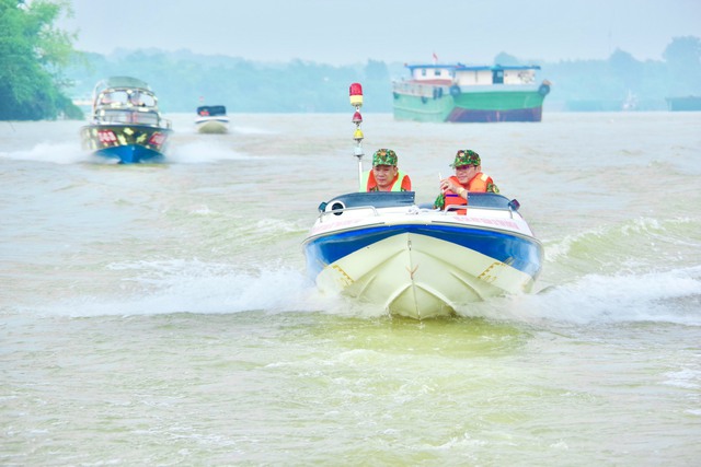 Lực lượng tìm kiếm cứu hộ đang thực thi nhiệm vụ trên sông Đồng Nai thuộc xã Bình Lợi - huyện Vĩnh Cửu.