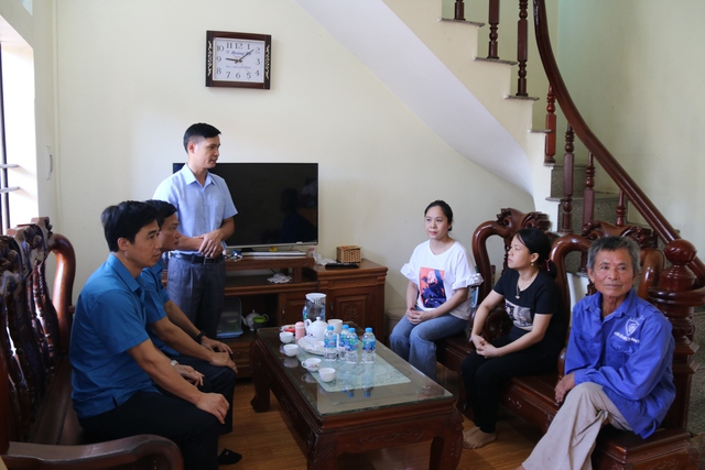 Thái Bình: Liên đoàn Lao động tỉnh Thái Bình thăm, tặng quà công nhân bị tai nạn lao động - Ảnh 2.