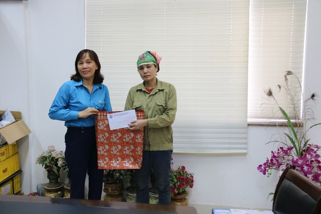 Thái Bình: Liên đoàn Lao động tỉnh Thái Bình thăm, tặng quà công nhân bị tai nạn lao động - Ảnh 4.