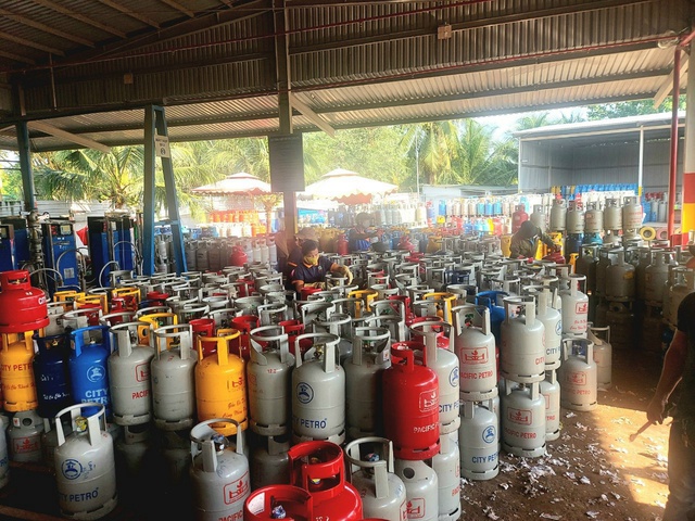 Trái ngược với giá xăng, giá gas giảm tháng thứ 3 liên tiếp - Ảnh 1.