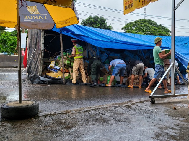 Đồng Nai:Trạm CSGT Suối Tre cùng dân thu gom hàng hóa giúp chủ xe gặp nạn - Ảnh 3.