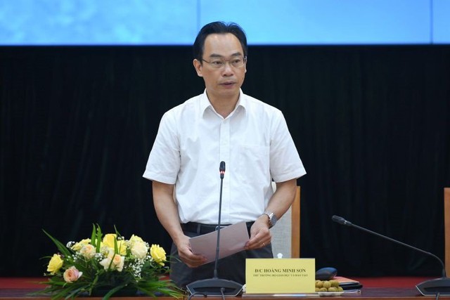 Ông Hoàng Minh Sơn, Thứ trưởng Bộ Giáo dục và Đào tạo phát biểu tại buổi Họp báo