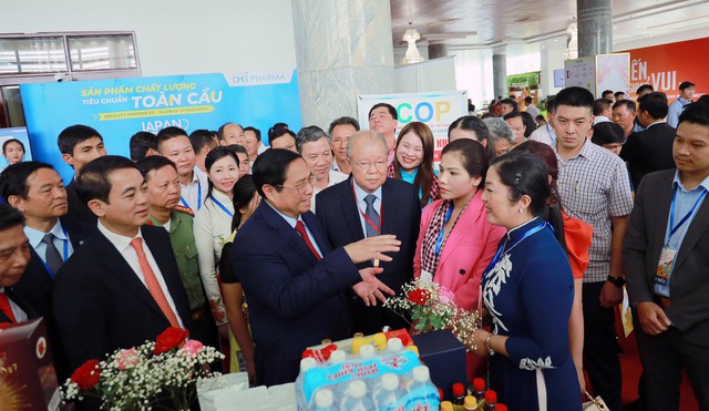 Ủy viên Bộ Chính trị, Thủ tướng Chính phủ Phạm Minh Chính tham quan gian hàng trưng bày các sản phẩm tại hội nghị.