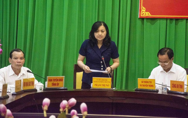 Bà Phạm Thị Nở - Chánh Văn phòng UBND tỉnh Vĩnh Long phát biểu cung cấp thông tin tại buổi họp báo Quý II.