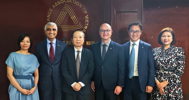 CEO Manulife Châu Á cam kết đầu tư lâu dài vào ngành bảo hiểm nhân thọ và sức khỏe tại Việt Nam - Ảnh 1.