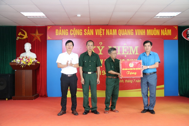 Thái Bình: Công đoàn tỉnh Thái Bình thăm và tặng quà thương binh, bệnh binh và gia đình chính sách - Ảnh 1.