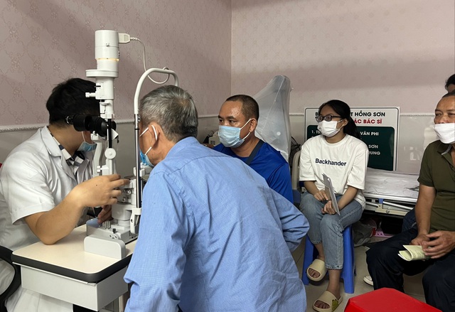 Bệnh viện Mắt Hồng Sơn: Khám, mổ đục thủy tinh thể miễn phí nhân dịp ra mắt Quỹ từ thiện “Lê Thị Tuệ” - Ảnh 3.